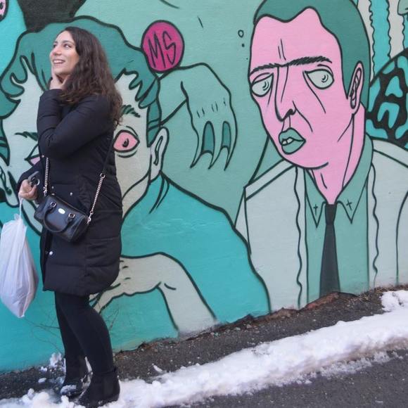 Meet your Posher, Claudia - Picture 1 of 1